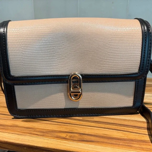 Jules Kae Chic Beige and Black Crossbody Bag - Picture 14 of 14